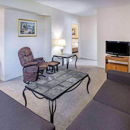 Microtel Inn & Suites By Wyndham Plattsburgh Zewnętrze zdjęcie
